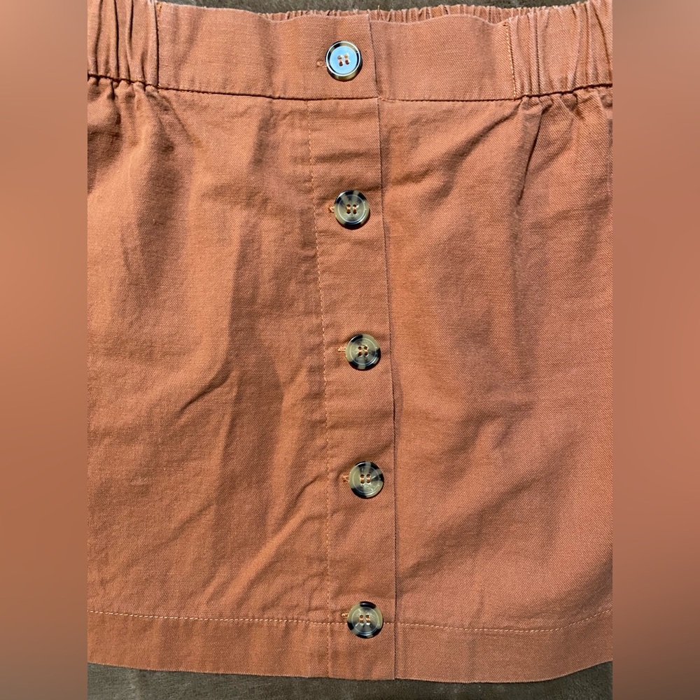 Adorable skirt with buttons - Picture 2 of 3